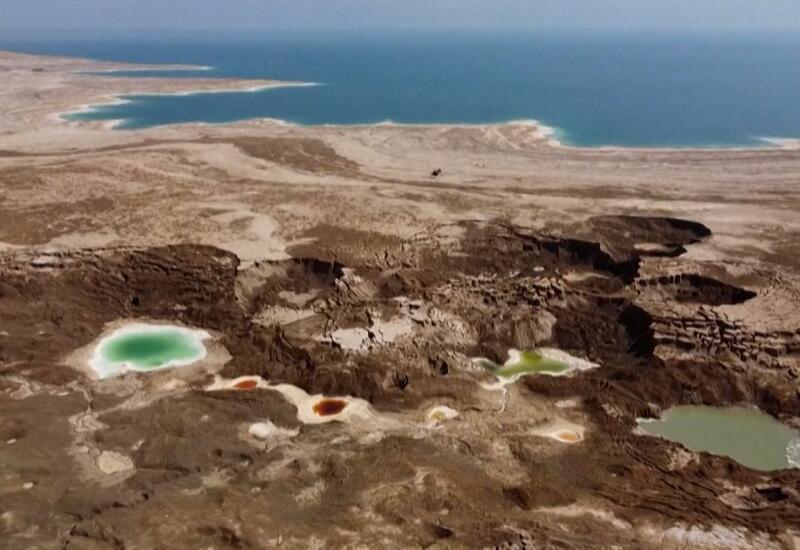 Мертвое море высыхает, оставляя за собой дыры в земле