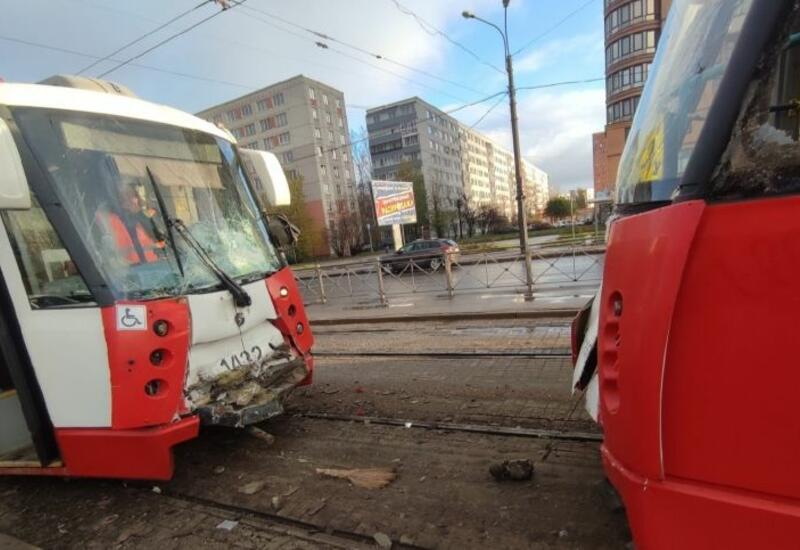 Кадры момента столкновения трамваев в Петербурге
