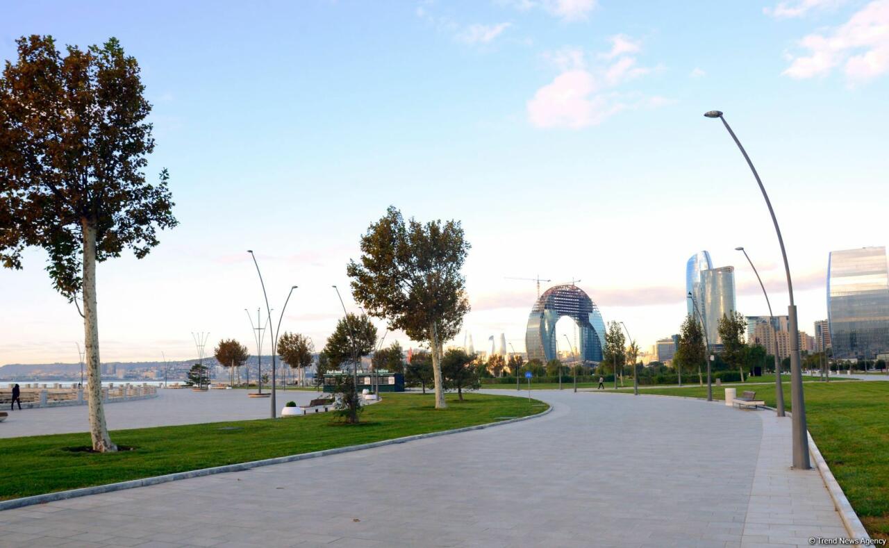 Великолепный бульвар White City в Баку