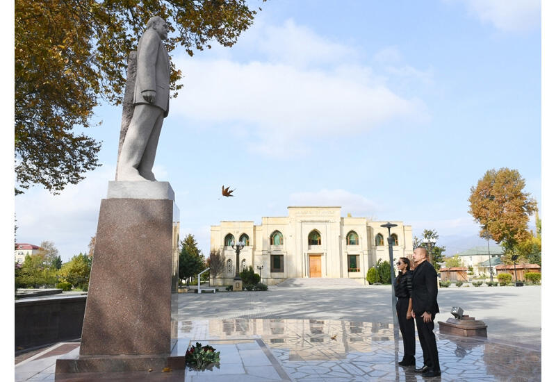 Президент Ильхам Алиев и Первая леди Мехрибан Алиева посетили памятник великому лидеру Гейдару Алиеву в Исмаиллинском районе
