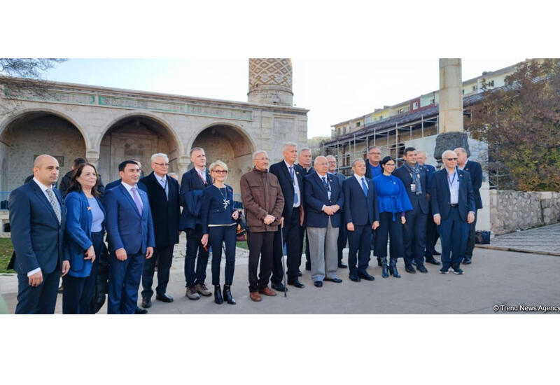 Группа участников VIII Глобального Бакинского форума посетила мечеть Юхары Говхар Ага в городе Шуша
