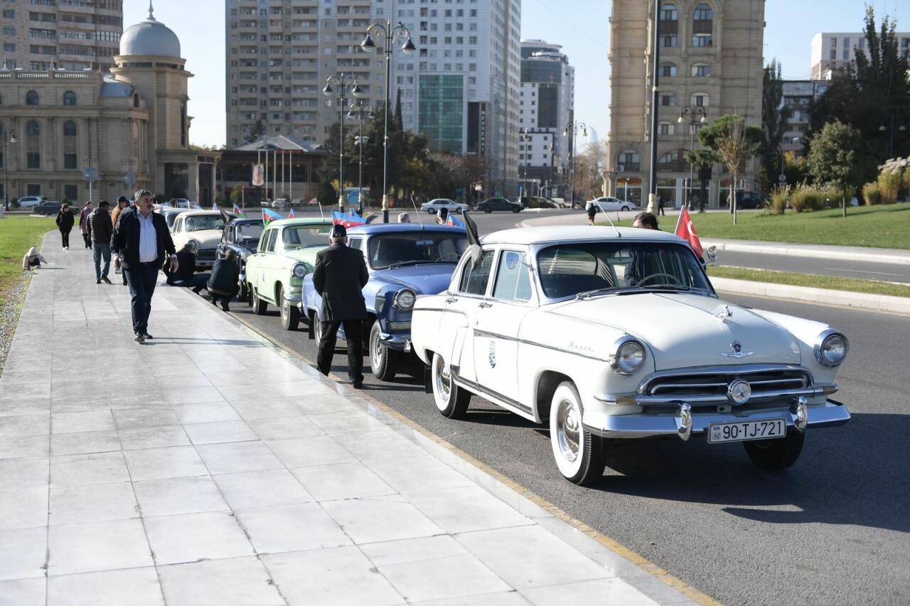 В Баку состоялся автопробег с участием классических автомобилей по случаю  Дня Победы - ФОТО