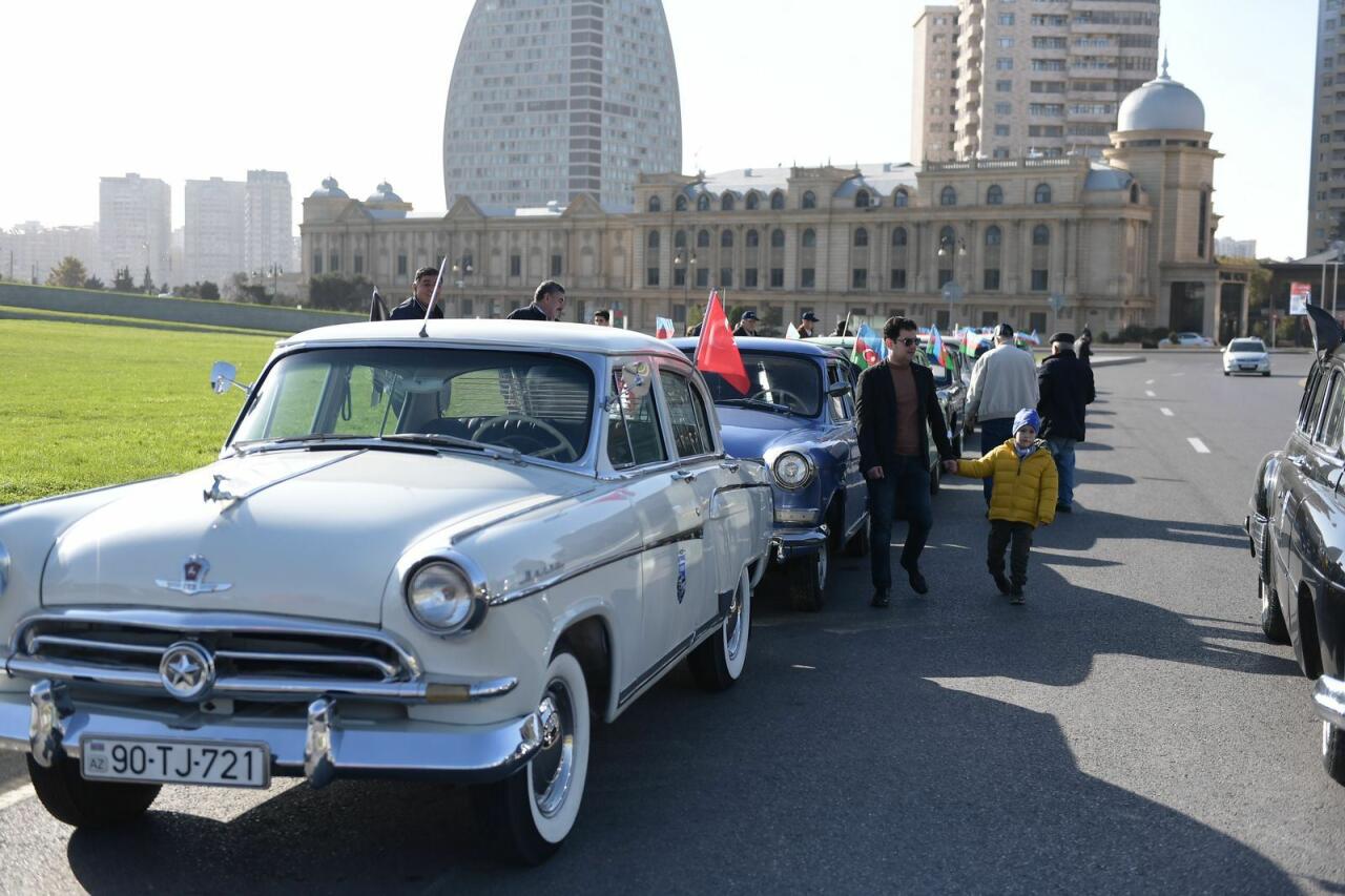 В Баку состоялся автопробег с участием классических автомобилей по случаю  Дня Победы - ФОТО