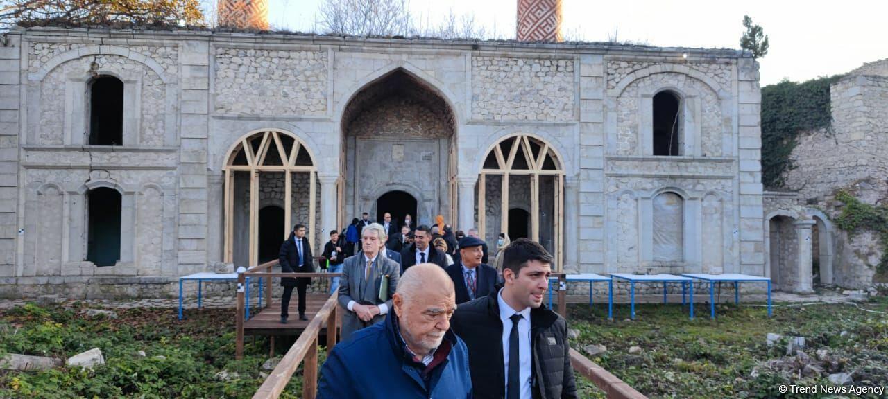Группа участников VIII Глобального Бакинского форума побывала в мечети Ашагы Говхар Ага в городе Шуша