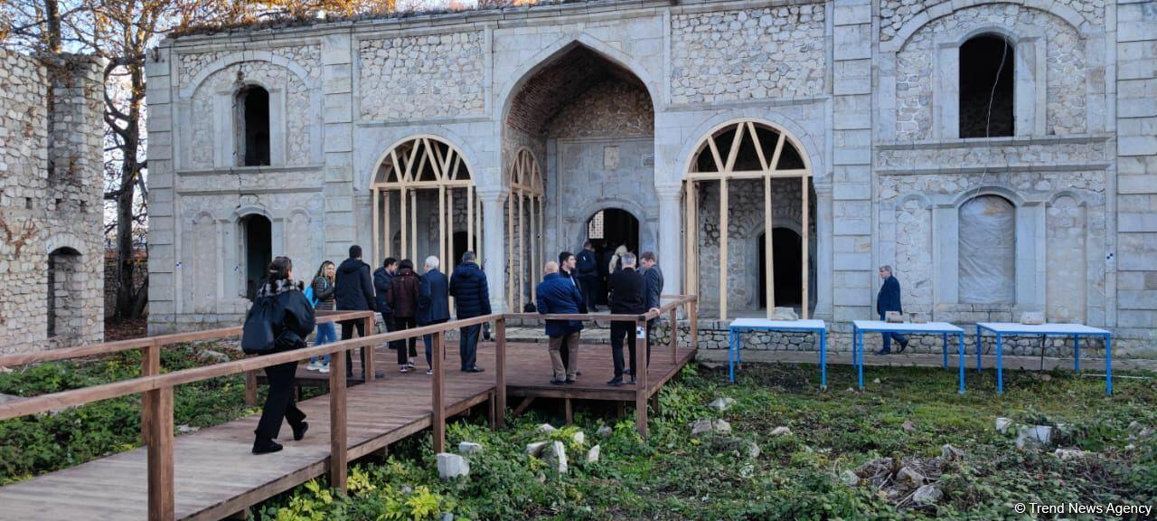 Группа участников VIII Глобального Бакинского форума побывала в мечети Ашагы Говхар Ага в городе Шуша