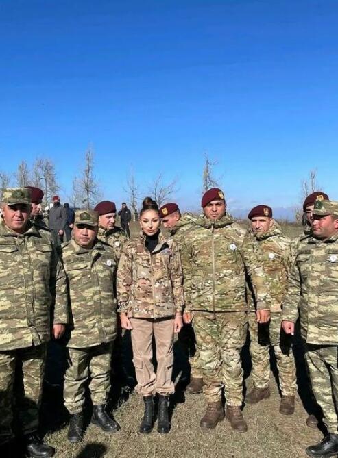 Первый вице-президент Мехрибан Алиева поделилась снимками с солдатами и офицерами ВС Азербайджана на Джыдыр дюзю