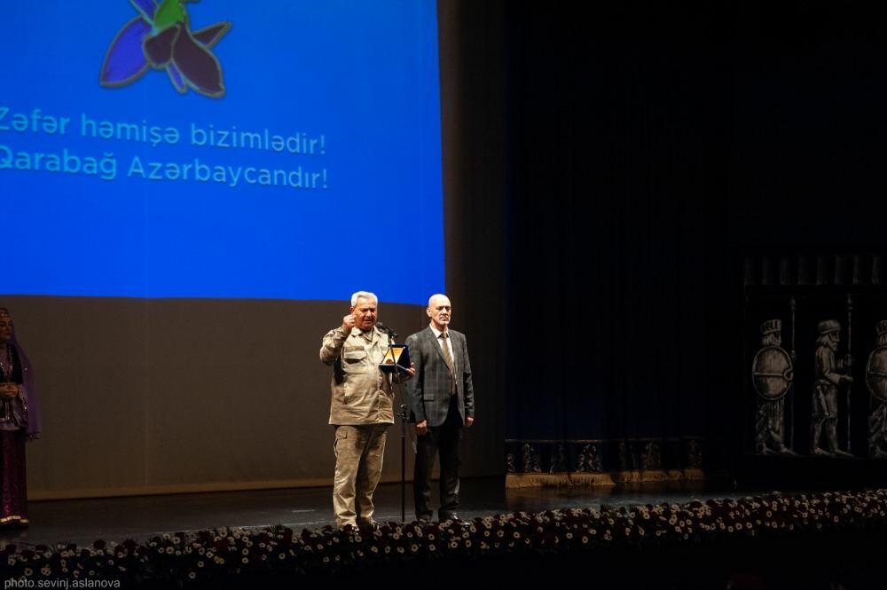 В Баку для семей шехидов и ветеранов Отечественной войны представлен спектакль "Карабахнаме"