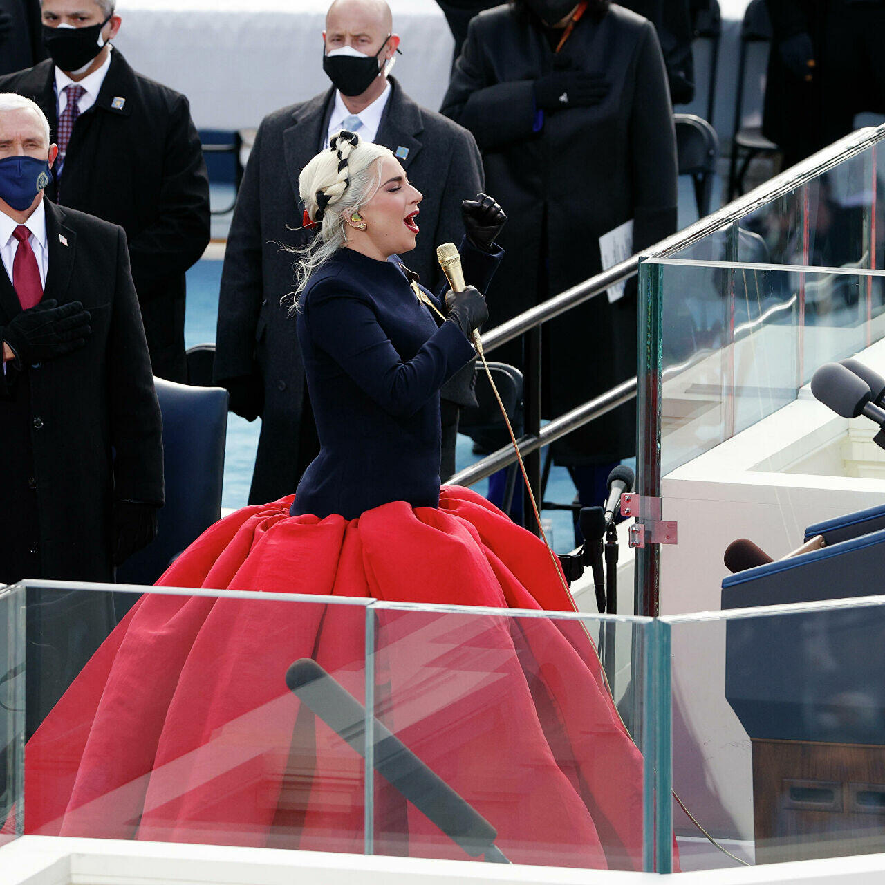 Леди Гага выступала на инаугурации Байдена в пуленепробиваемом платье