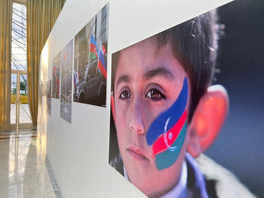 В Москве открылась фотовыставка, посвященная Дню Победы и Дню Государственного флага Азербайджана