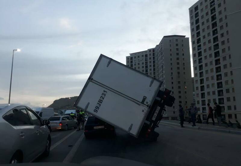 В Баку сильный ветер опрокинул грузовик