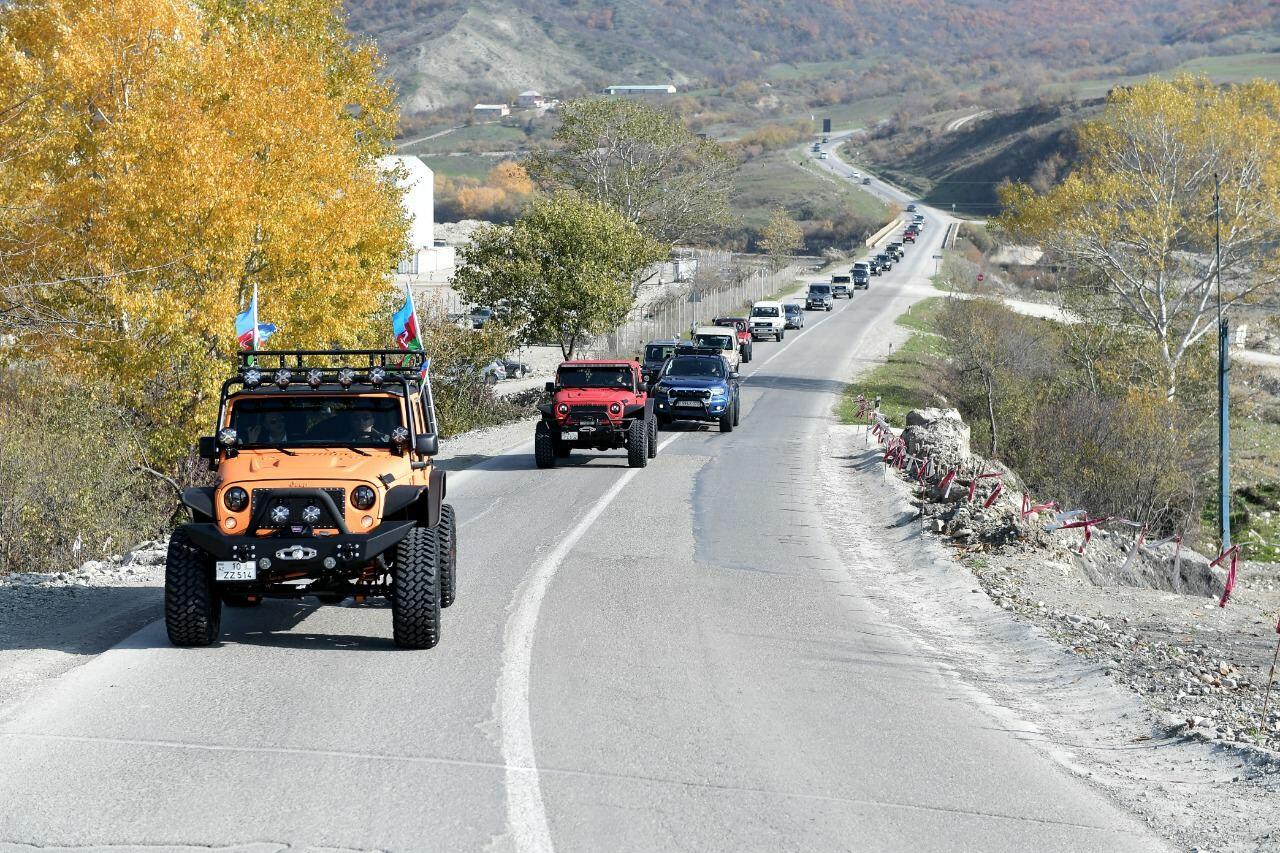 В Азербайджане организовано шествие внедорожников