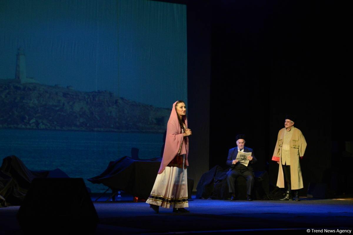 В Баку состоялся показ спектакля "Трагедия в Наргине"