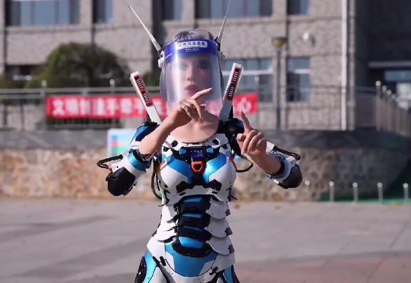 В Китае девушка-робот призывает людей вакцинироваться