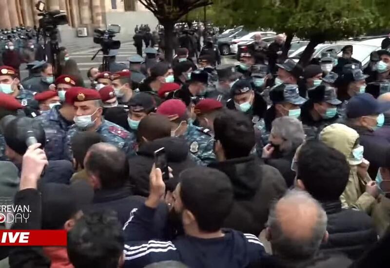 Потасовка демонстрантов с полицией у кабмина Армении