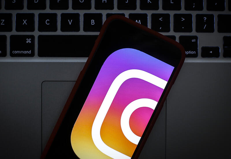 В Instagram появились статусы с эмодзи