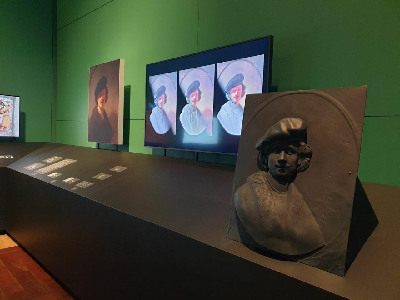 Эрмитаж и Азербайджанский музей ковра представили уникальную инклюзивную экспозицию в Санкт-Петербурге