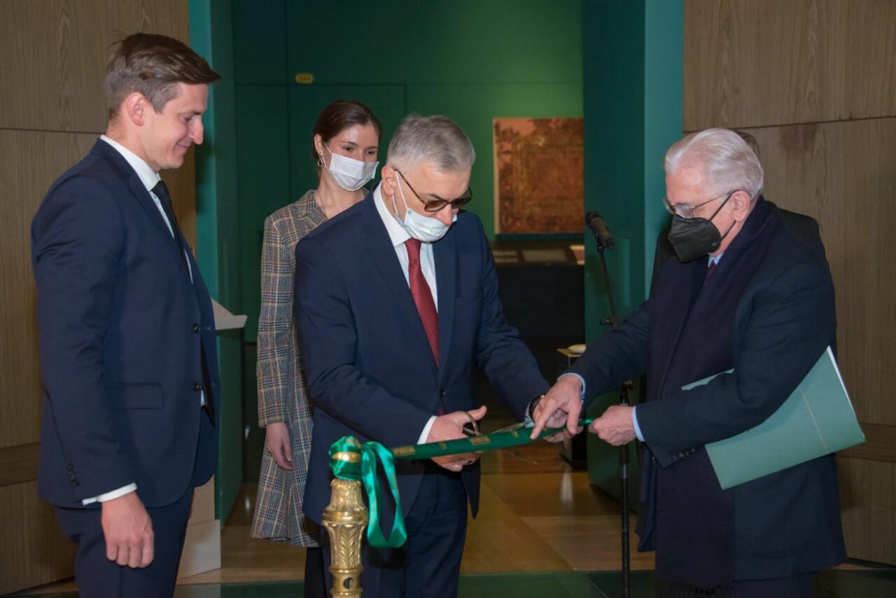 Эрмитаж и Азербайджанский музей ковра представили уникальную инклюзивную экспозицию в Санкт-Петербурге