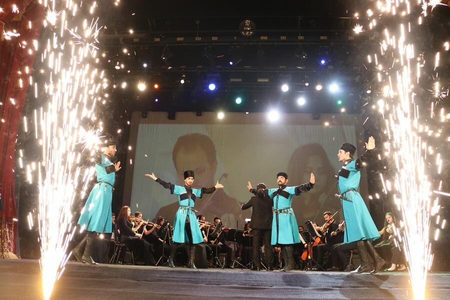 В Баку представлено красочное мультимедийное шоу "Музыкальный проектор" в честь Победы Азербайджана
