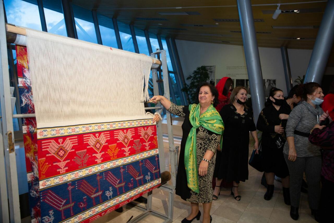 В Баку прошла церемония срезания со станка ковра "Гранатовый"