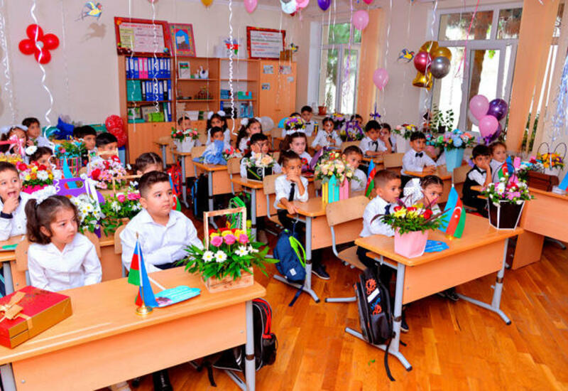 В Баку еще одна школа возобновила очные занятия