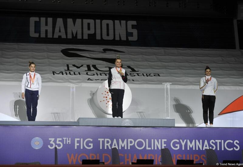 В Баку прошла церемония награждения победителей ЧМ в программе прыжков на акробатической дорожке и двойном мини-батуте