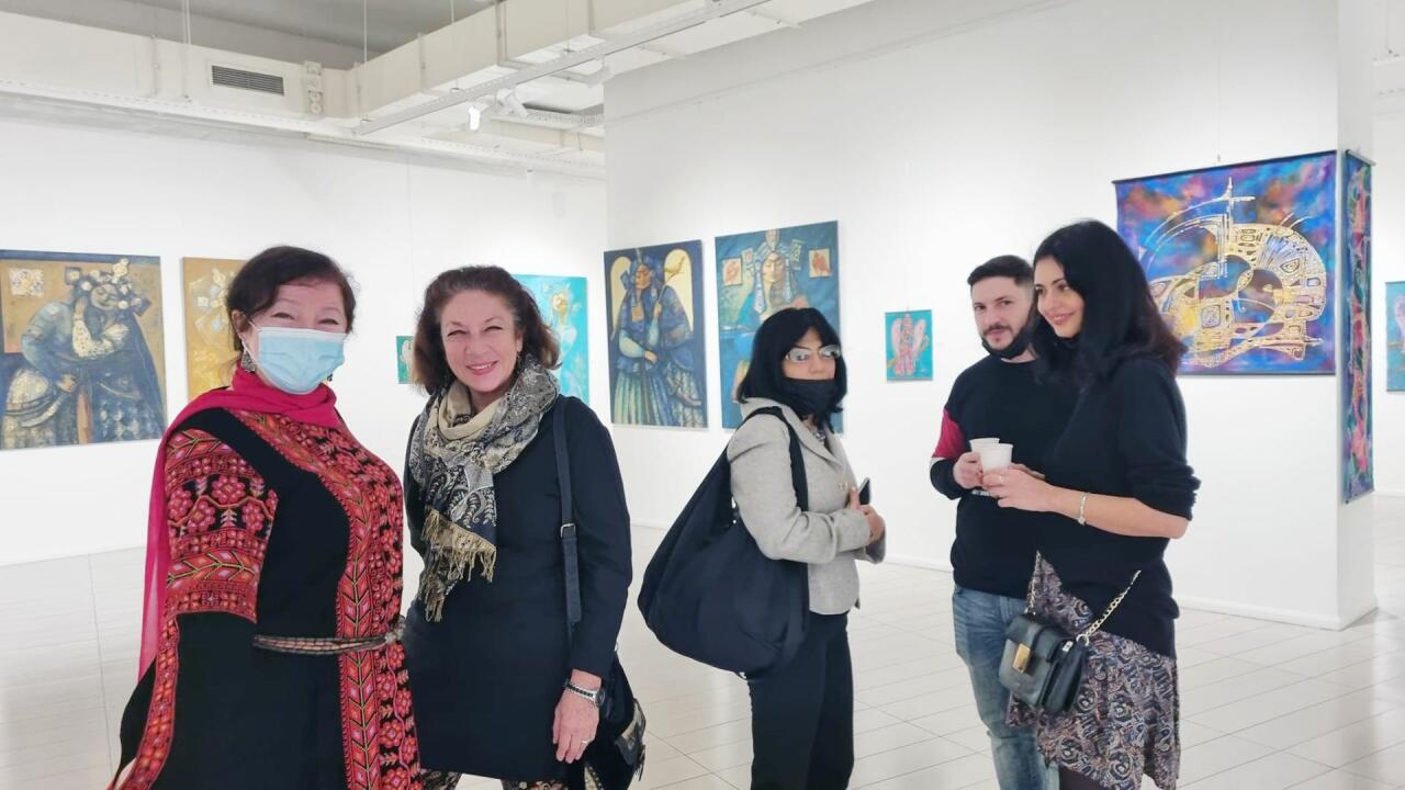 В Баку открылась выставка Инны Костиной "Yerin, göyün bağları…"