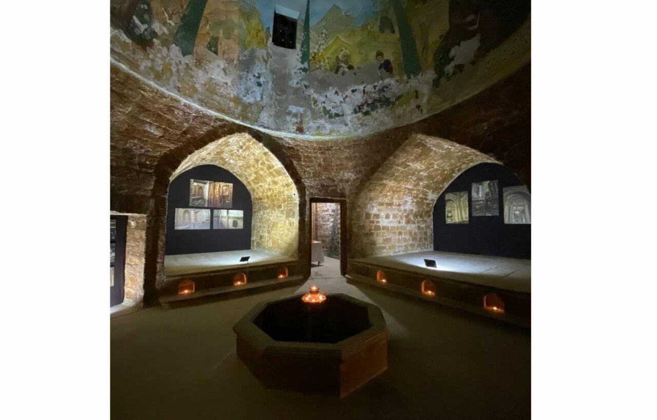В старинной бане Гасым бека проходит Международная выставка современного искусства Şərq irsi