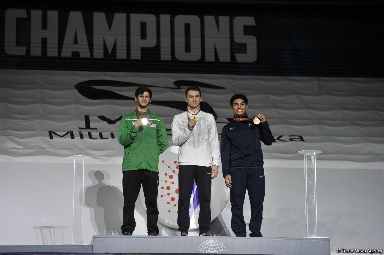 В Баку прошла церемония награждения победителей ЧМ в программе прыжков на акробатической дорожке и двойном мини-батуте