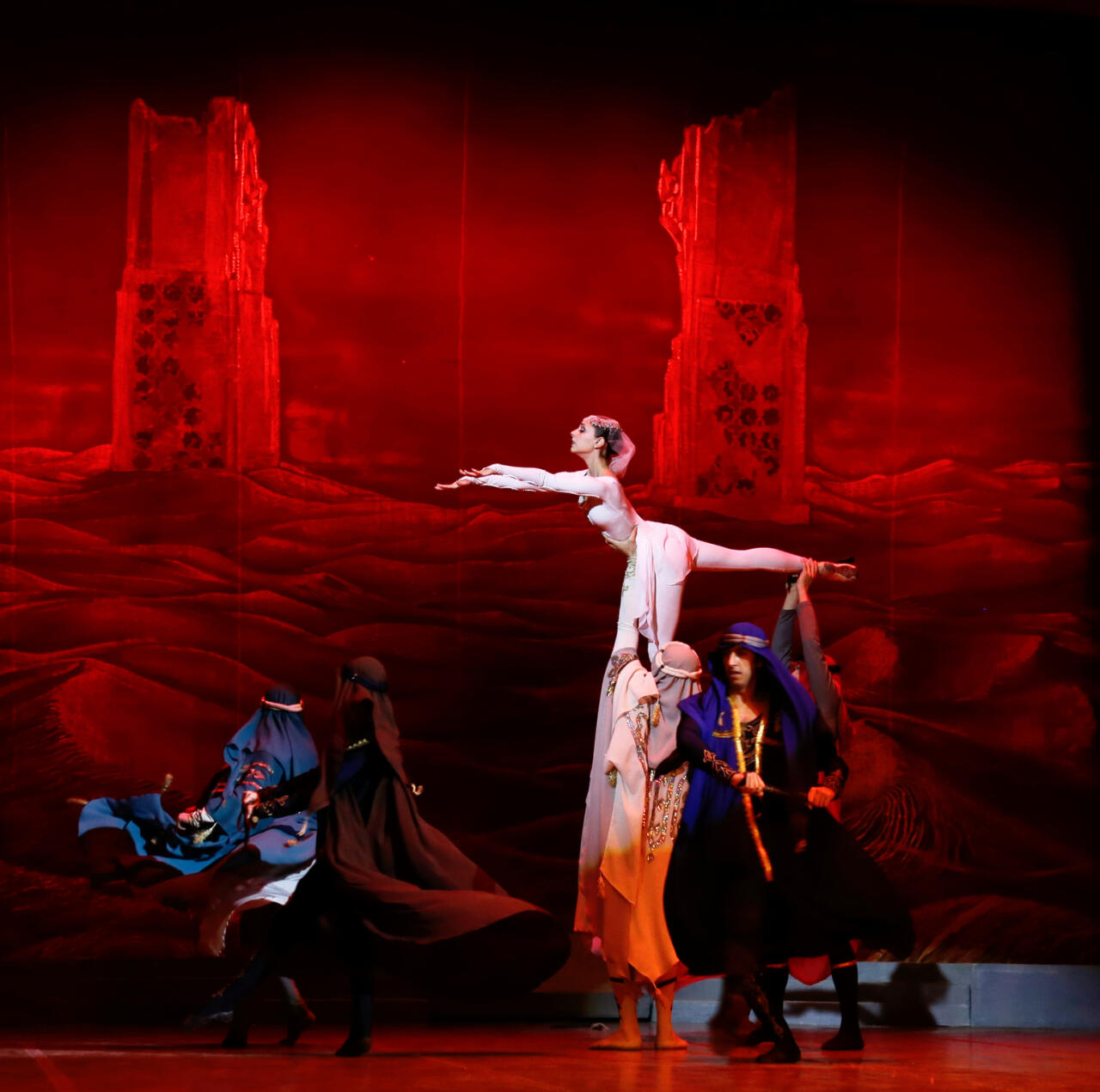 Грандиозная премьера балета "Низами" в Театре оперы и балета