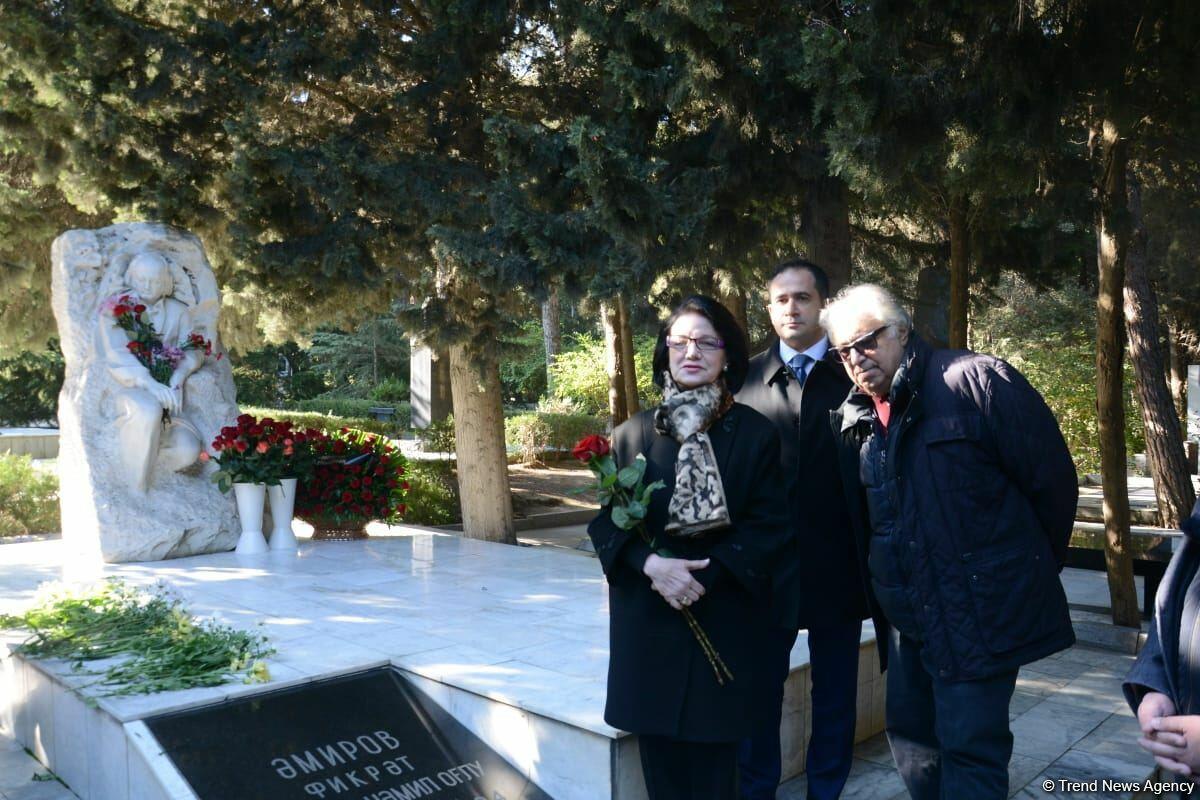 В Баку на Аллее почетного захоронения прошла церемония памяти Фикрета Амирова