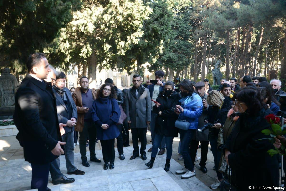 В Баку на Аллее почетного захоронения прошла церемония памяти Фикрета Амирова