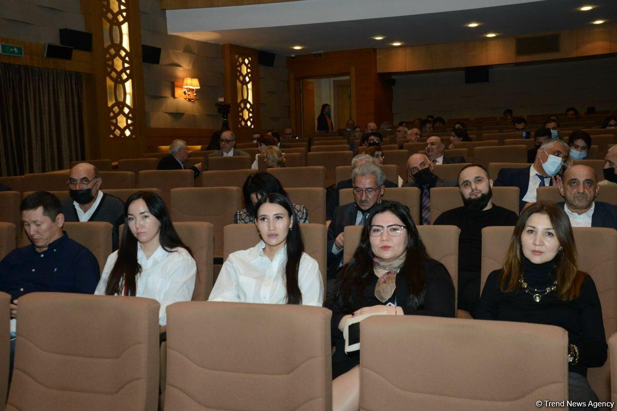 В Баку состоялась торжественная презентация фильма Оливера Стоуна, посвященного Нурсултану Назарбаеву