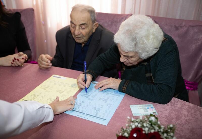 В Баку 87-летний мужчина и 78-летняя женщина вступили в брак