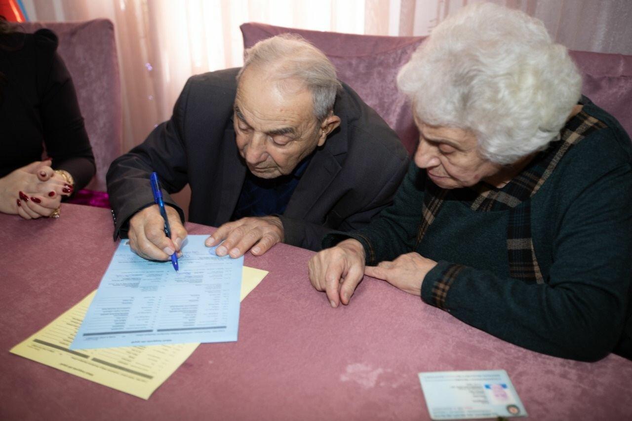 В Баку 87-летний мужчина и 78-летняя женщина вступили в брак