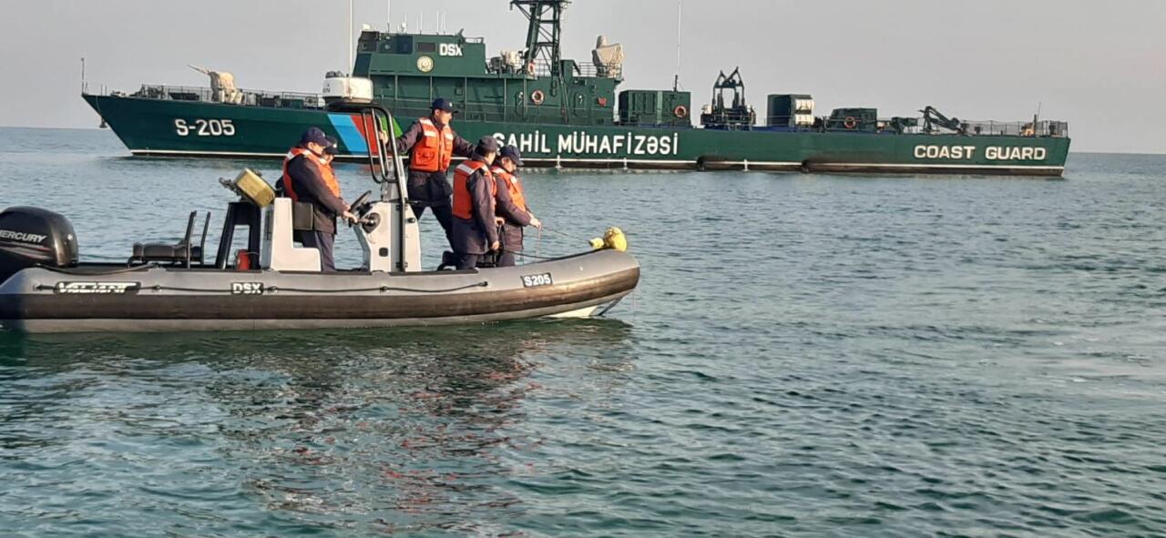 В Каспийском море спасли двух рыбаков