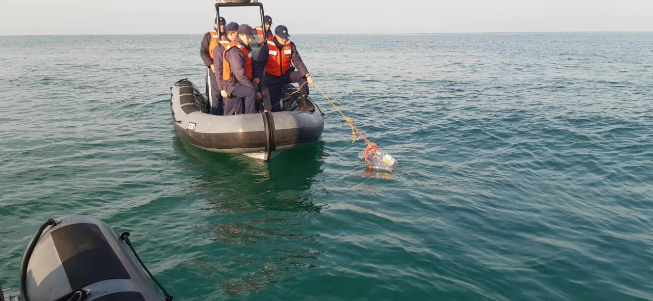 В Каспийском море спасли двух рыбаков