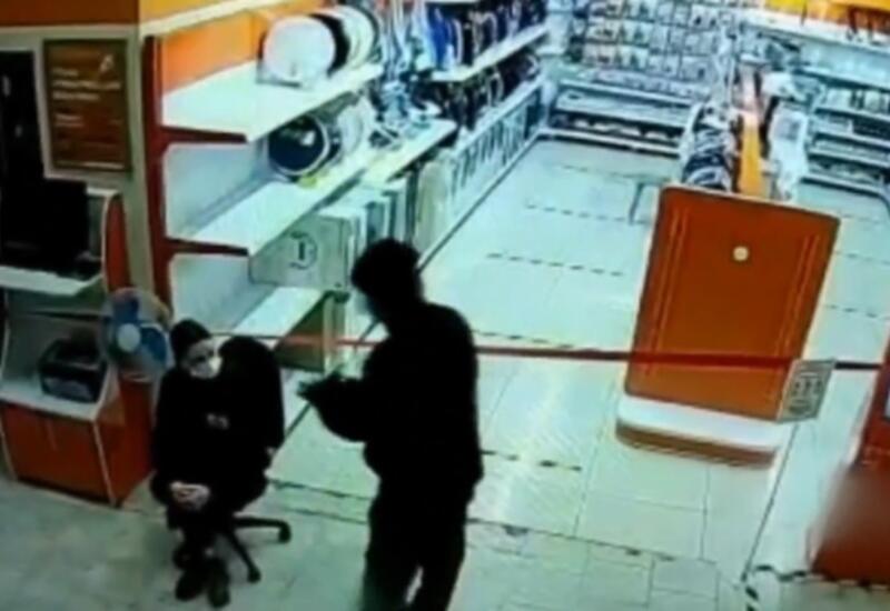 Нападение на женщину в ТЦ в Москве попало на камеру