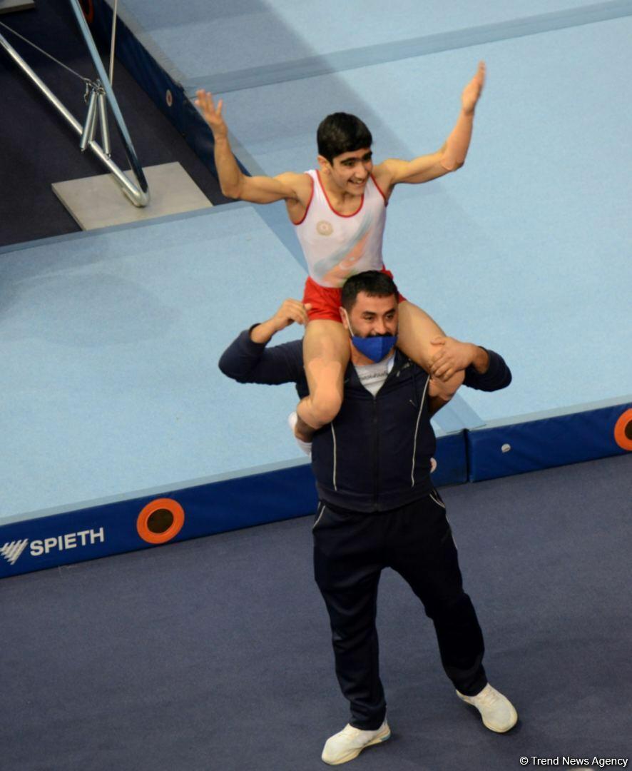 Азербайджанский гимнаст завоевал "золото" Всемирных соревнований среди возрастных групп по прыжкам на батуте и тамблингу в Баку