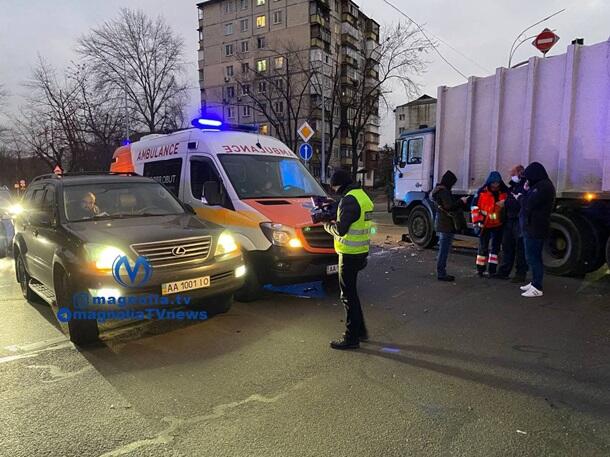 В Киеве мусоровоз протаранил "скорую"