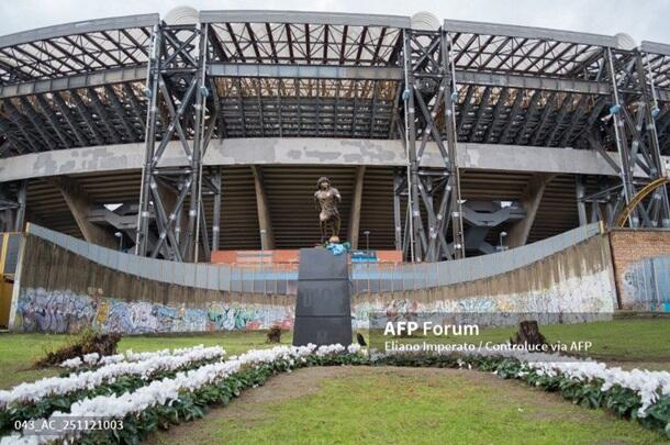 В Италии открыли памятник Марадоне