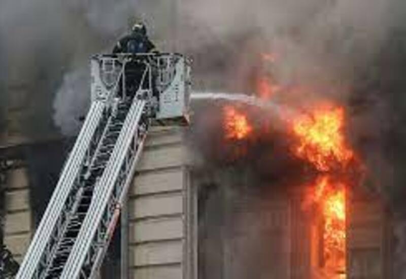 Пожар охватил здание в центре Москвы