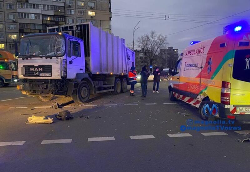 В Киеве мусоровоз протаранил "скорую"