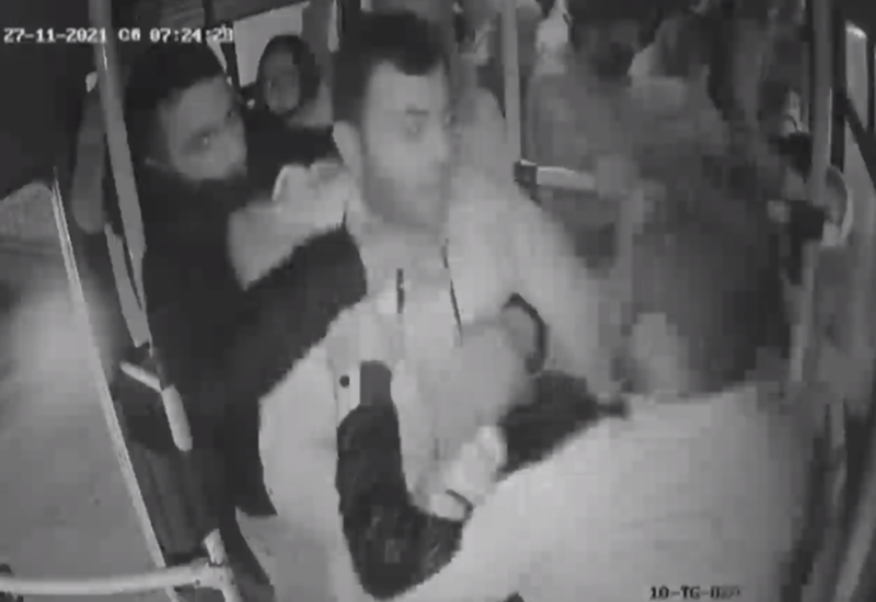 В Баку мужчина жестоко избил водителя автобуса