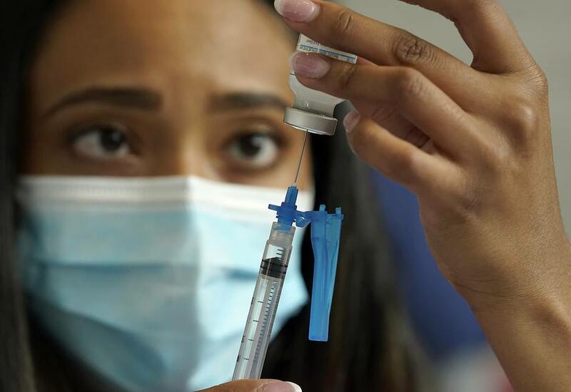 Moderna намерена создать новый вариант вакцины для штамма "омикрон"