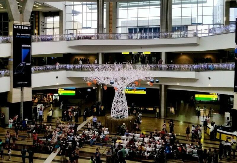 Иностранные туристы наводнили аэропорты ЮАР, стремясь экстренно выехать из страны