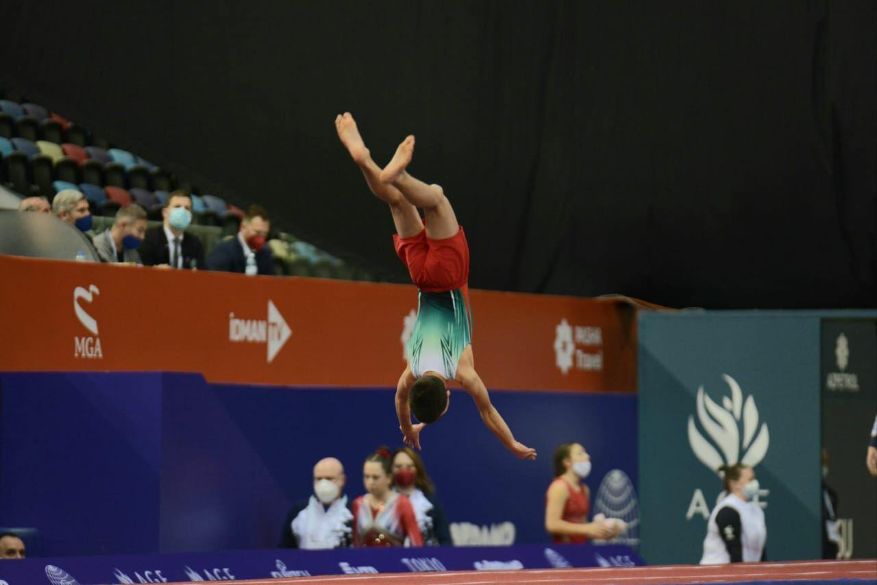 Борьба за медали - лучшие моменты третьего дня Всемирных соревнований среди возрастных групп по прыжкам на батуте и тамблингу в Баку
