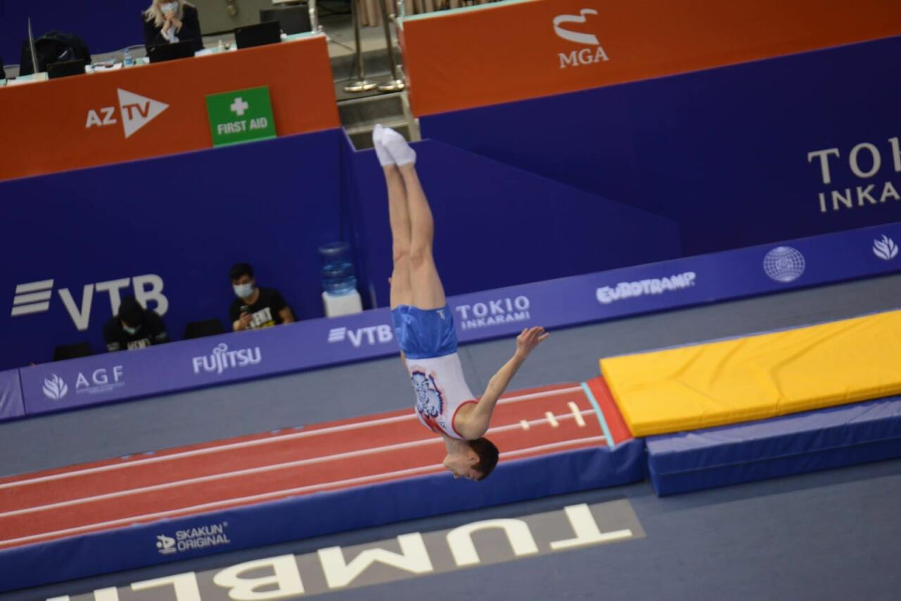 Борьба за медали - лучшие моменты третьего дня Всемирных соревнований среди возрастных групп по прыжкам на батуте и тамблингу в Баку