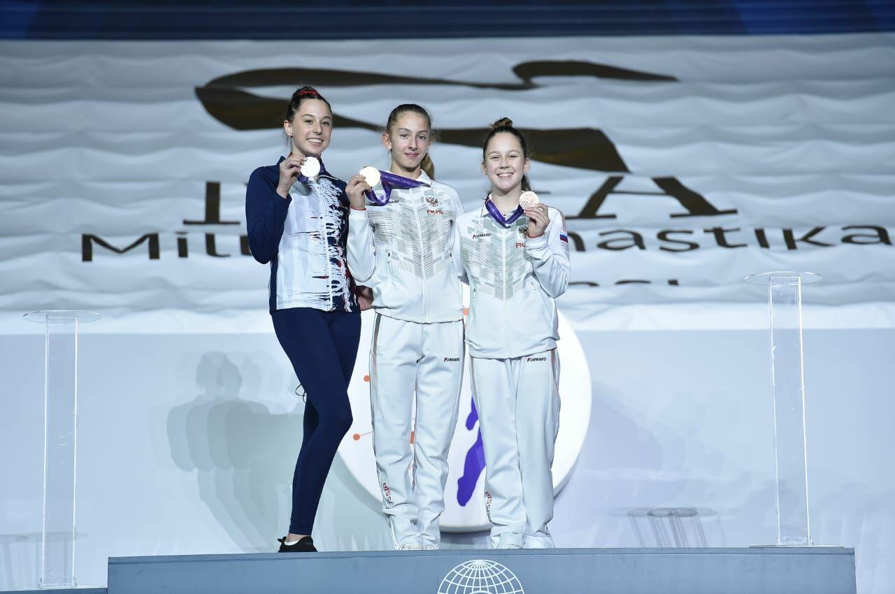 В Баку состоялась церемония награждения победителей третьего дня Всемирных соревнований среди возрастных групп по прыжкам на батуте и тамблингу