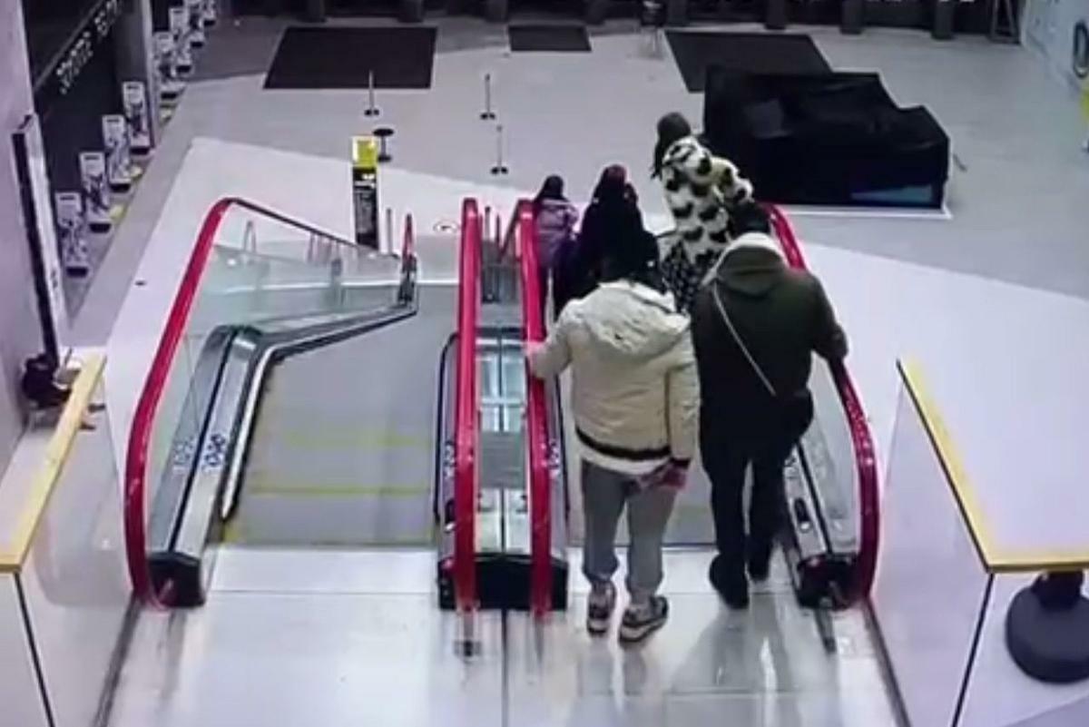 В Москве 17-летняя девушка сорвалась с эскалатора в ТЦ