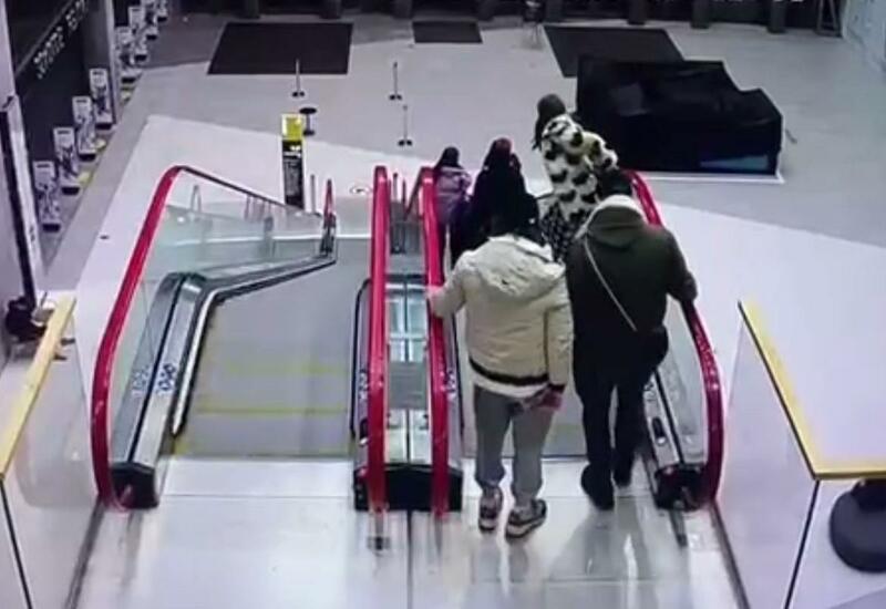 В Москве 17-летняя девушка сорвалась с эскалатора в ТЦ